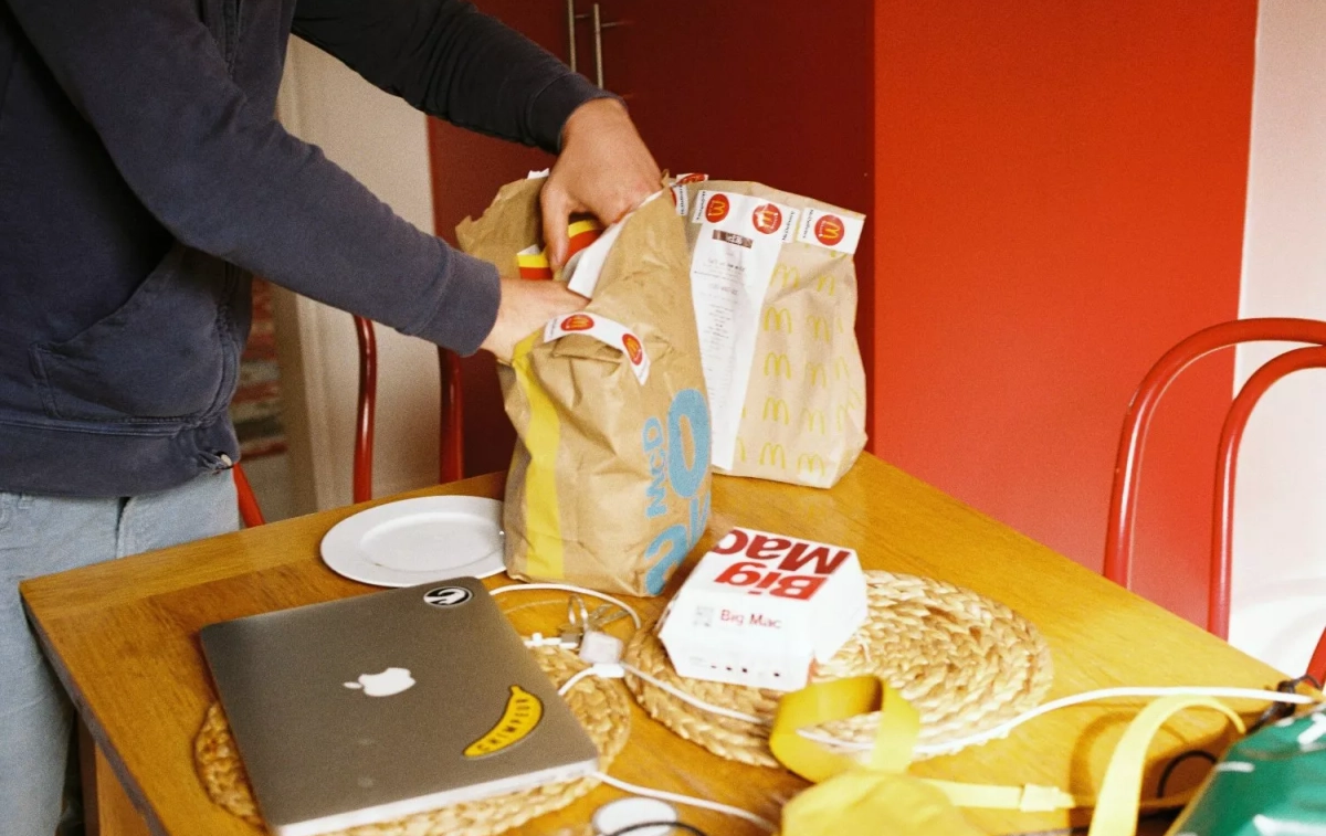 Una persona abre un pedido de McDonald's / UNSPLASH - Annie Spratt Una persona abre un pedido de McDonald's / UNSPLASH - Annie Spratt