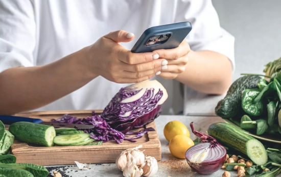 Una persona mira su móvil si puede congelar la carne tras guisarla / FREEPIK - pvproductions Una persona mira su móvil si puede congelar la carne tras guisarla / FREEPIK - pvproductions