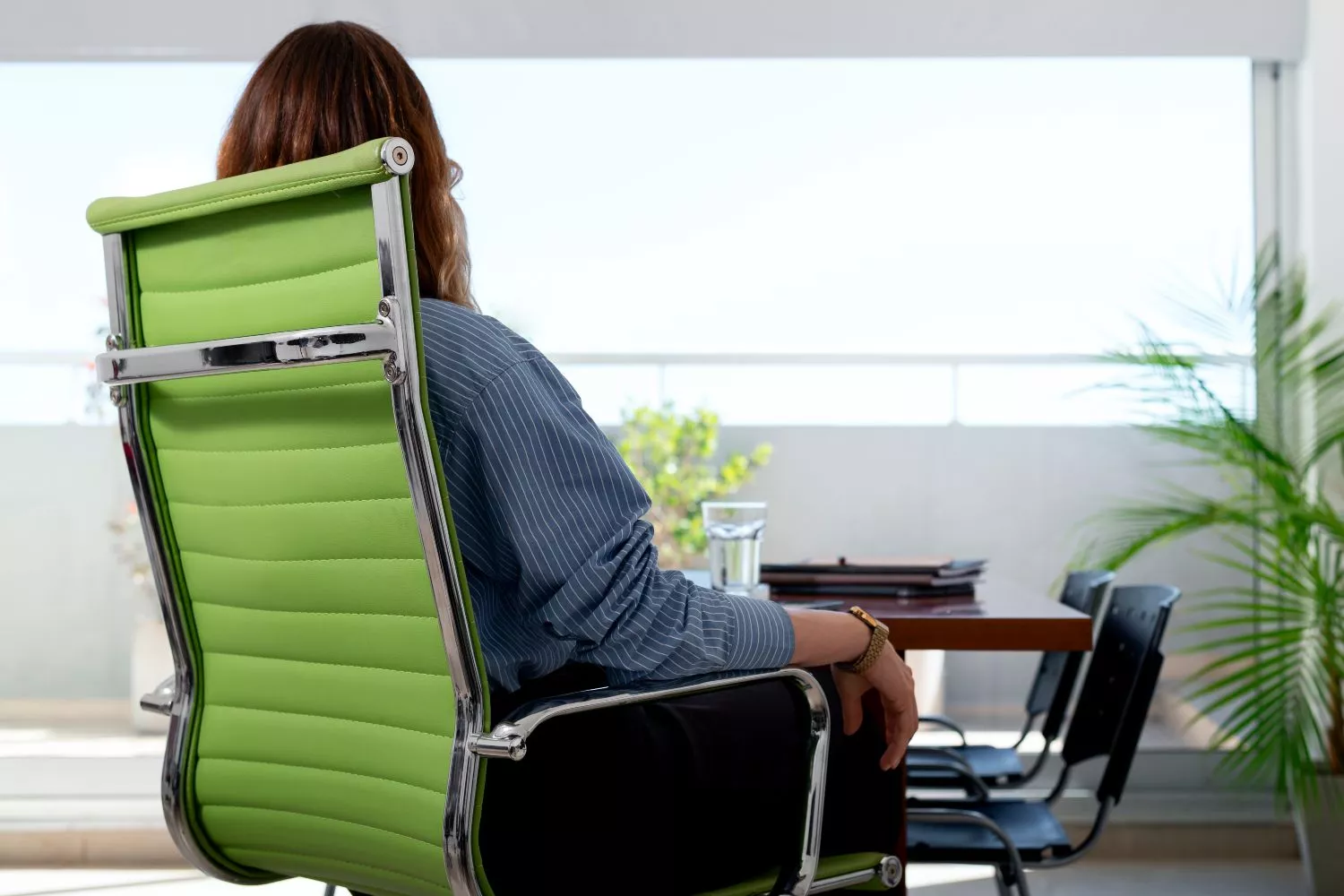 Una chica sentada en la silla de la oficina / FREEPIK Una chica sentada en la silla de la oficina / FREEPIK