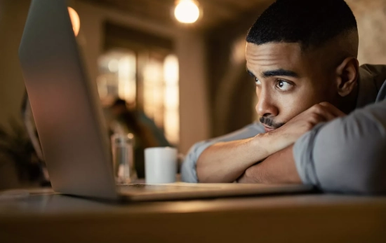 Una persona que no lleva bien ir a trabajar por el mal ambiente en su trabajo/ FREEPIK Una persona que no lleva bien ir a trabajar por el mal ambiente en su trabajo/ FREEPIK