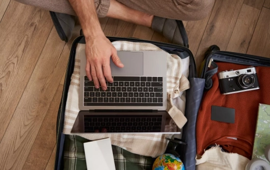 Una persona hace una reserva a través de Booking / FREEPIK- benzoix Una persona hace una reserva a través de Booking / FREEPIK- benzoix