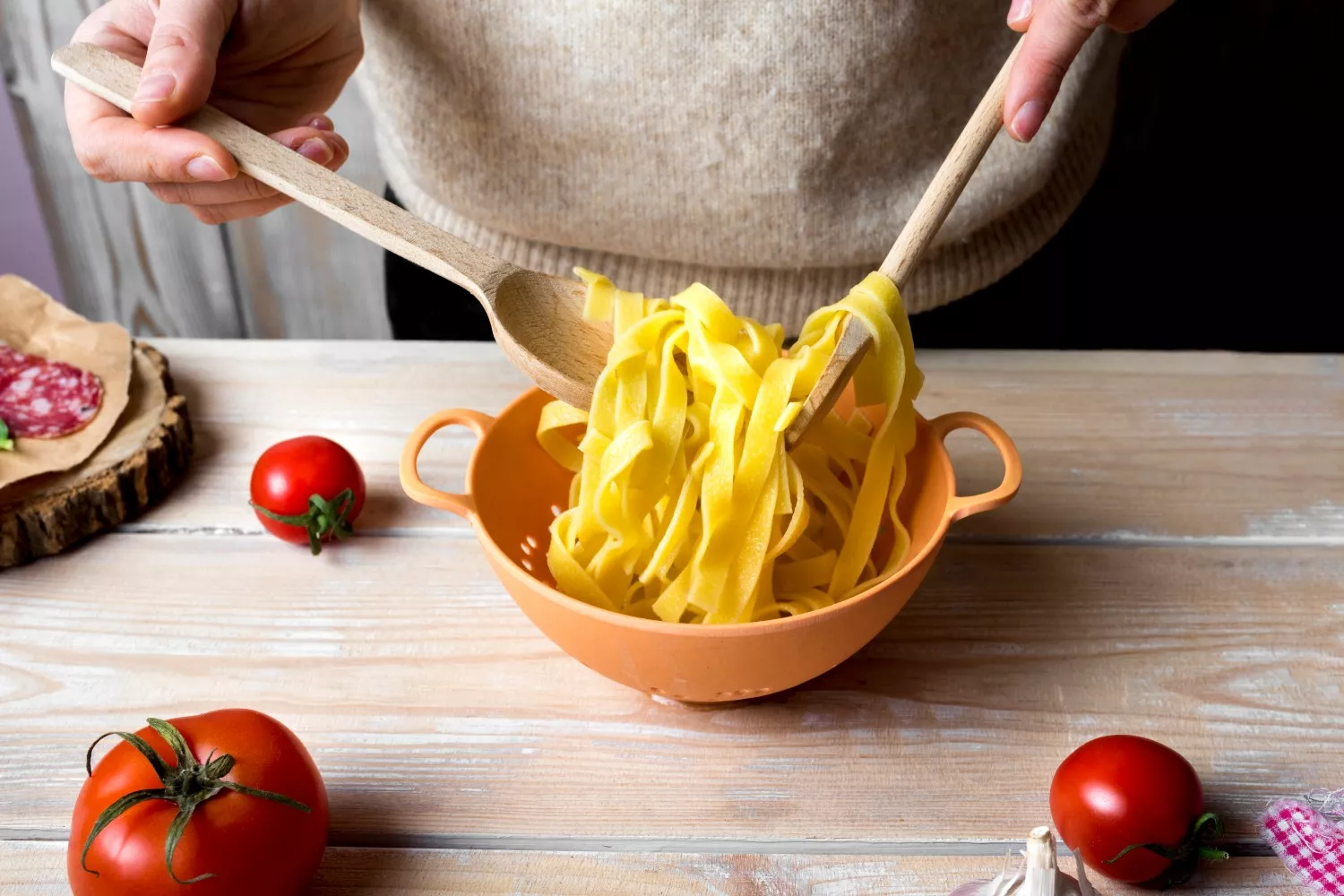 Una persona cocina pasta al dente / FREEPIK Una persona cocina pasta al dente / FREEPIK