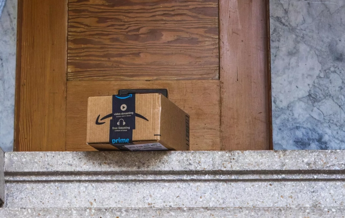 Un paquete de Amazon en la puerta de una casa / PEXELS Un paquete de Amazon en la puerta de una casa / PEXELS