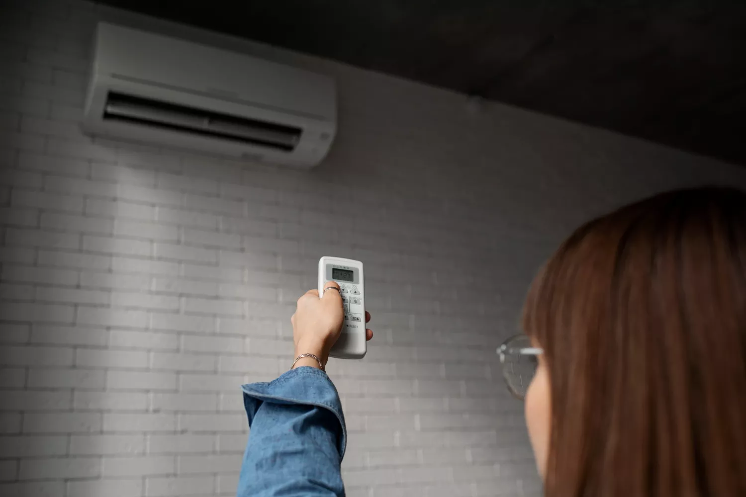 Una persona pone el aire acondicionado, electrodoméstico que dispara la factura de la luz / FREEPIK Una persona pone el aire acondicionado, electrodoméstico que dispara la factura de la luz / FREEPIK