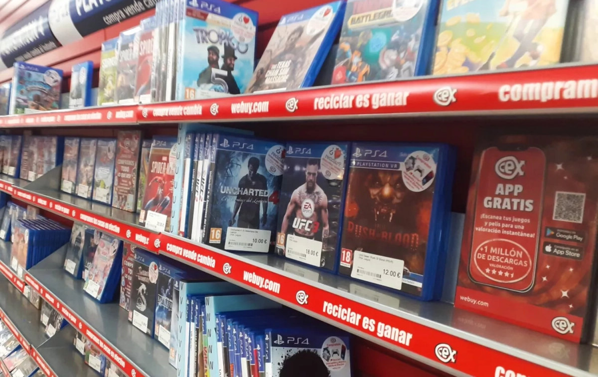 Un estante con juegos en una tienda de CeX / CG Un estante con juegos en una tienda de CeX / CG