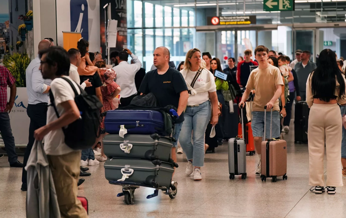 Turistas a su llegada al aeropuerto de Málaga Costa del Sol / ÁLEX ZEA - EP Turistas a su llegada al aeropuerto de Málaga Costa del Sol / ÁLEX ZEA - EP