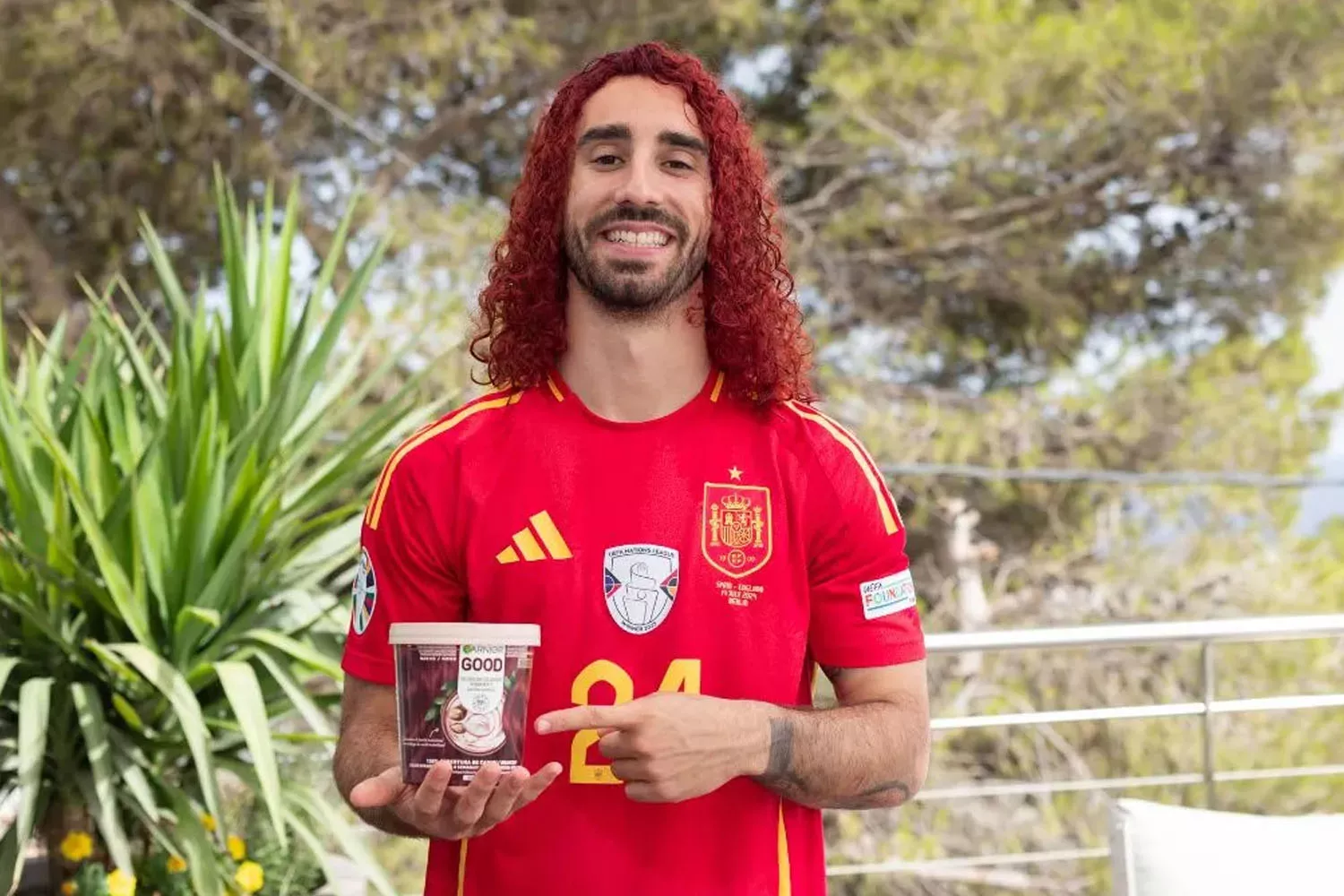 El futbolista Marc Cucurella con la melena teñida de rojo y el tinte de Garnier INSTAGRAM