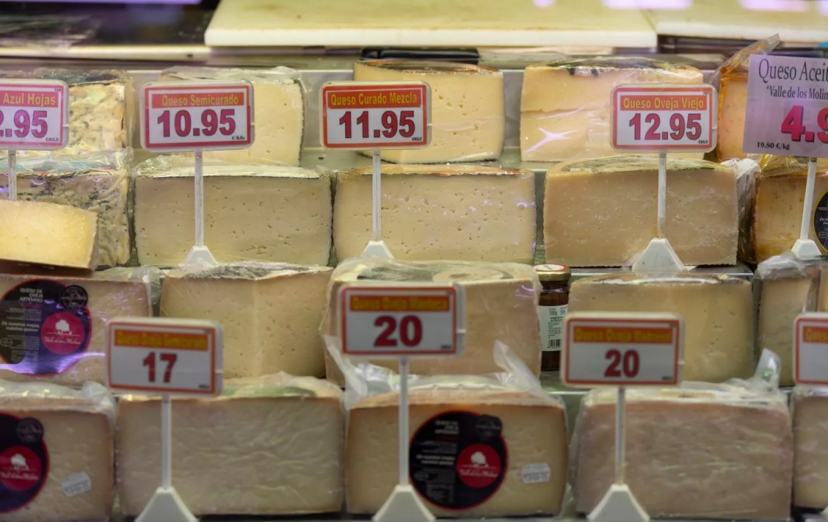 Diferentes quesos en una charcutería de un mercado / EDUARDO PARRA - EUROPA PRESS Diferentes quesos en una charcutería de un mercado / EDUARDO PARRA - EUROPA PRESS