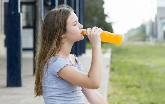 Una menor consume una de las bebidas energéticas que hay en el mercado / EP