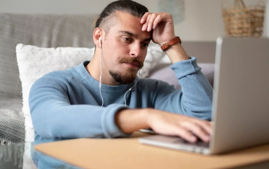 Una persona observa su ordenador con preocupación / FREEPIK Una persona observa su ordenador con preocupación / FREEPIK