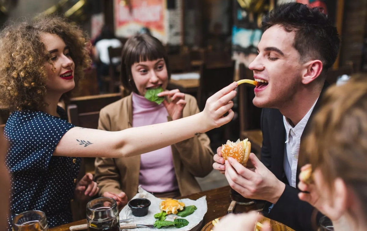 Varios amigos comen en un restaurante / FREEPIK Varios amigos comen en un restaurante / FREEPIK