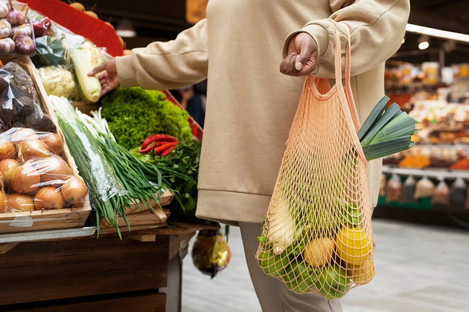 Una mujer compra fruta/ PEXELS
