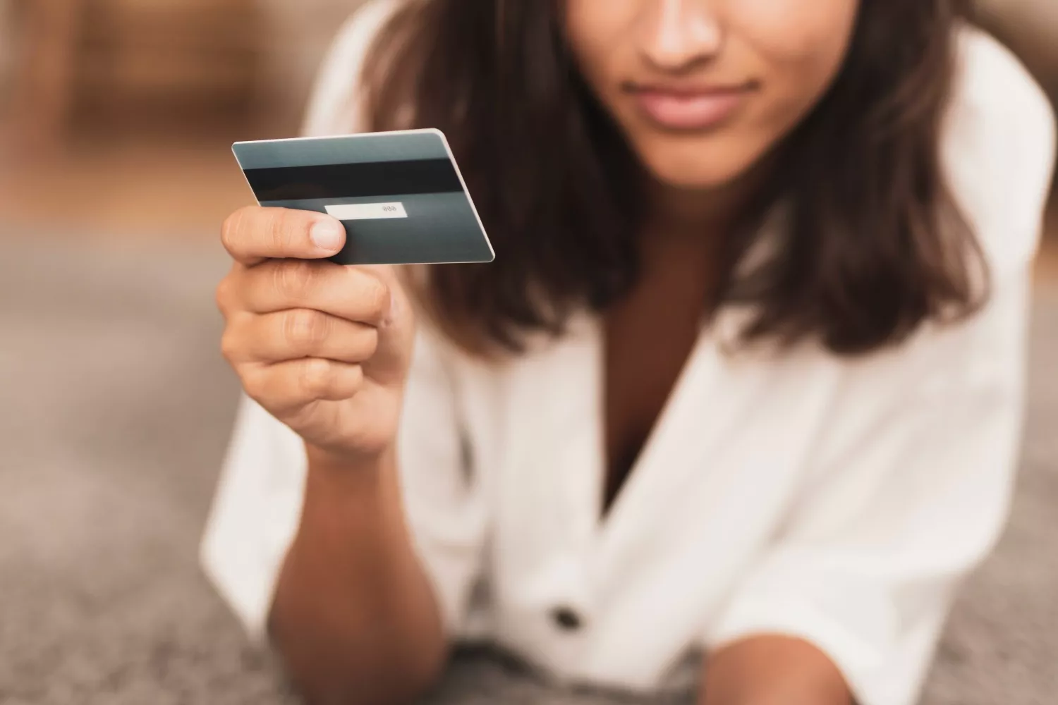 Una persona mira su tarjeta / FREEPIK Una persona mira su tarjeta / FREEPIK