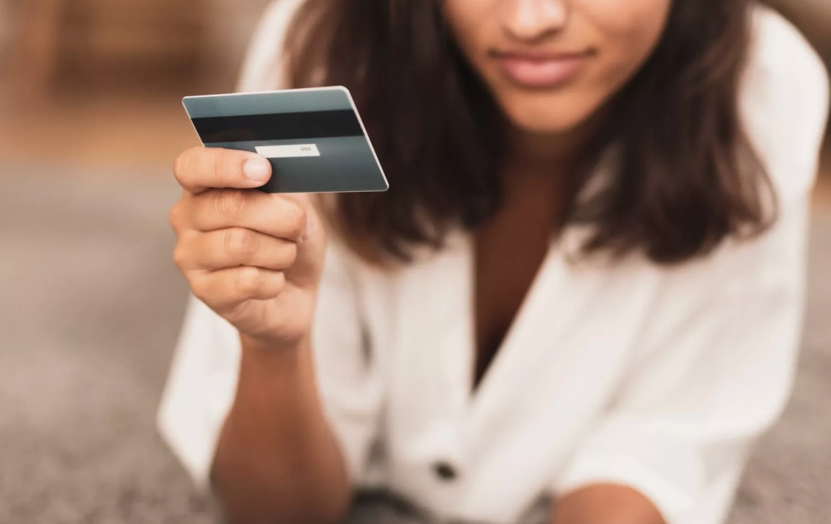 Una persona mira su tarjeta / FREEPIK Una persona mira su tarjeta / FREEPIK