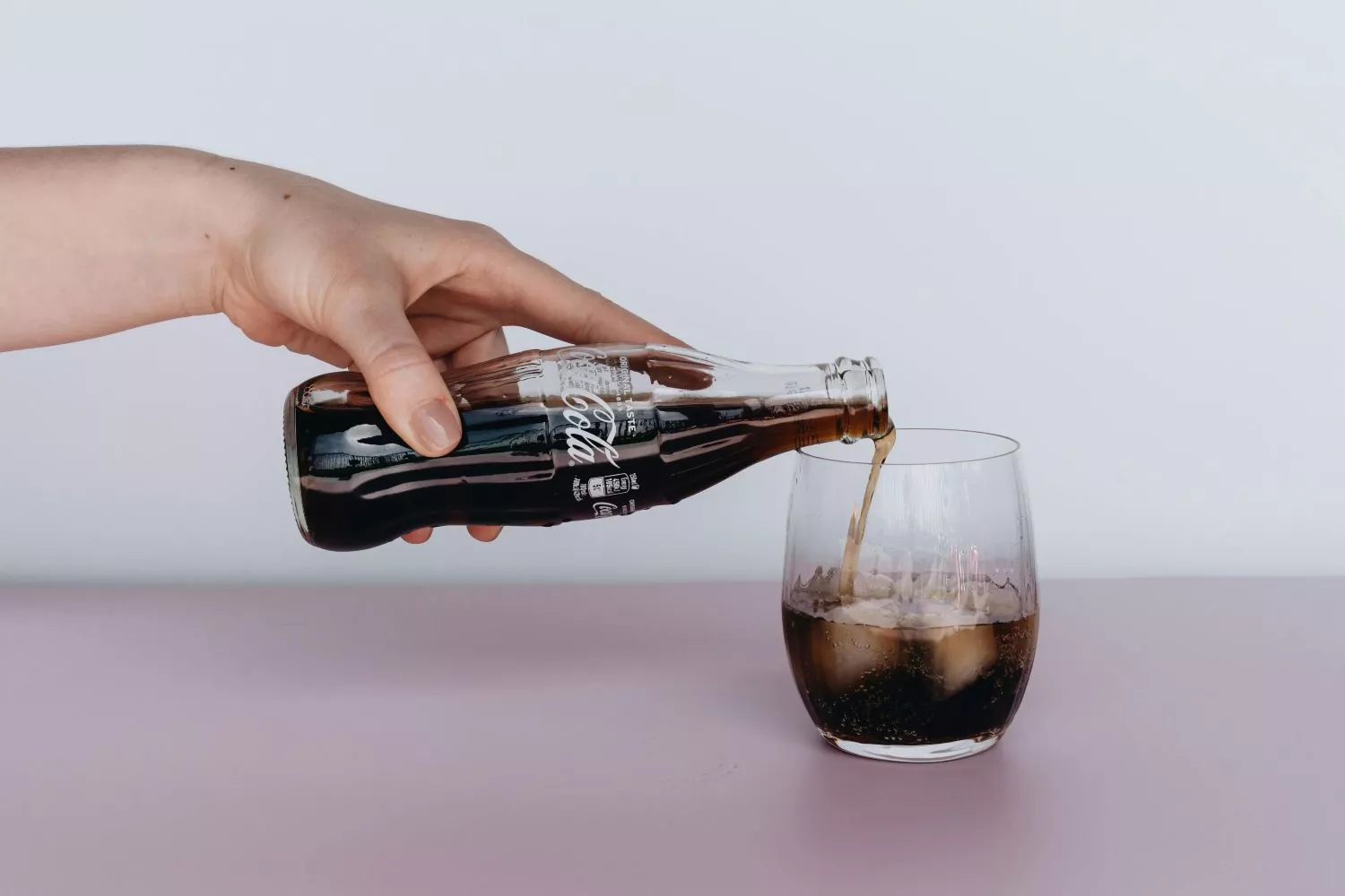Un refresco con más de 39 gr de azúcar de una popular marca/ PEXELS