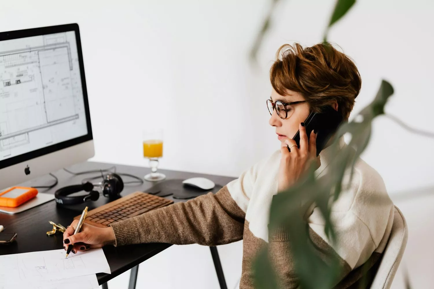 Una mujer llama por teléfono / PEXELS Una mujer llama por teléfono / PEXELS