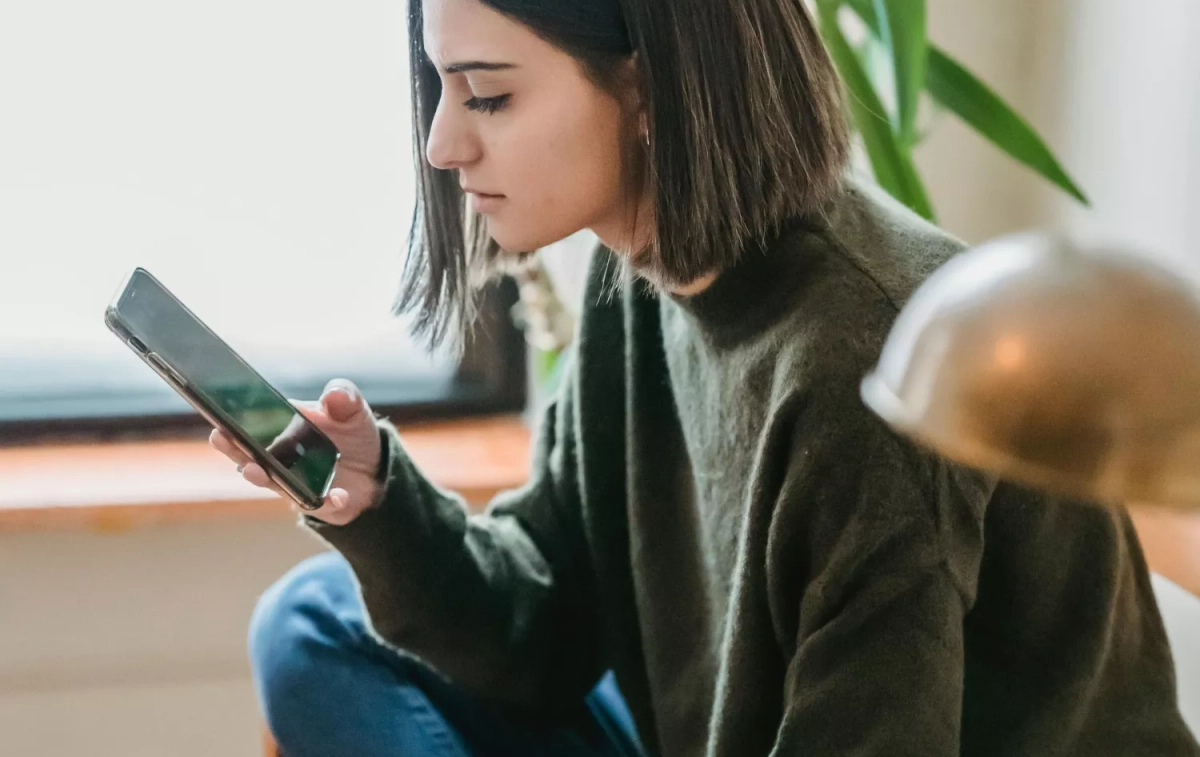 Una chica recibe un SMS sospechoso / PEXELS Una chica recibe un SMS sospechoso / PEXELS