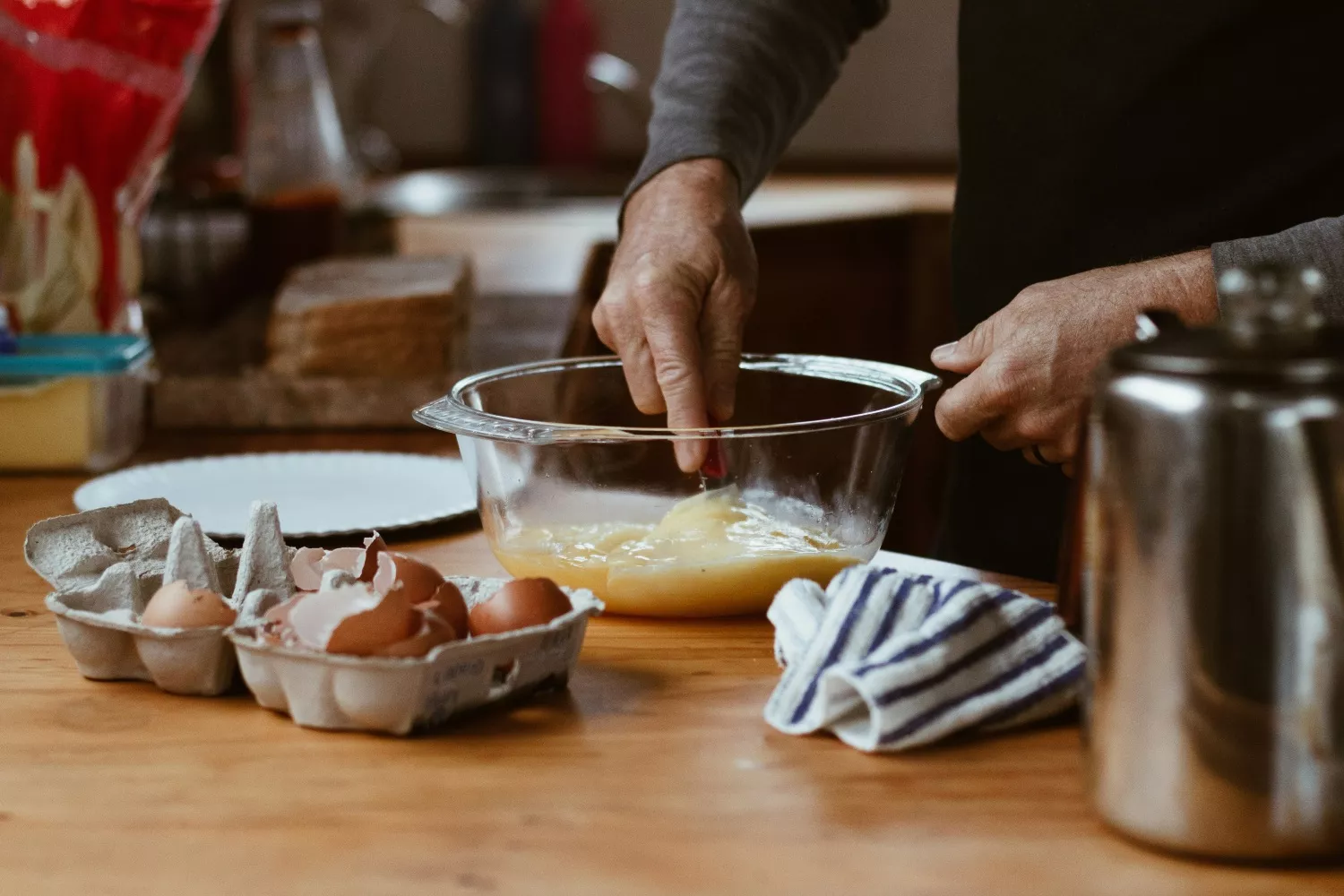 Una persona bate unos huevos con un tenedor / UNSPLASH Una persona bate unos huevos con un tenedor / UNSPLASH
