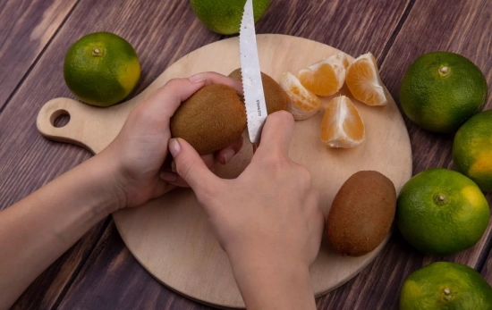 Una persona parte un kiwi con un cuchillo / FREEPIK - stockking Una persona parte un kiwi con un cuchillo / FREEPIK - stockking
