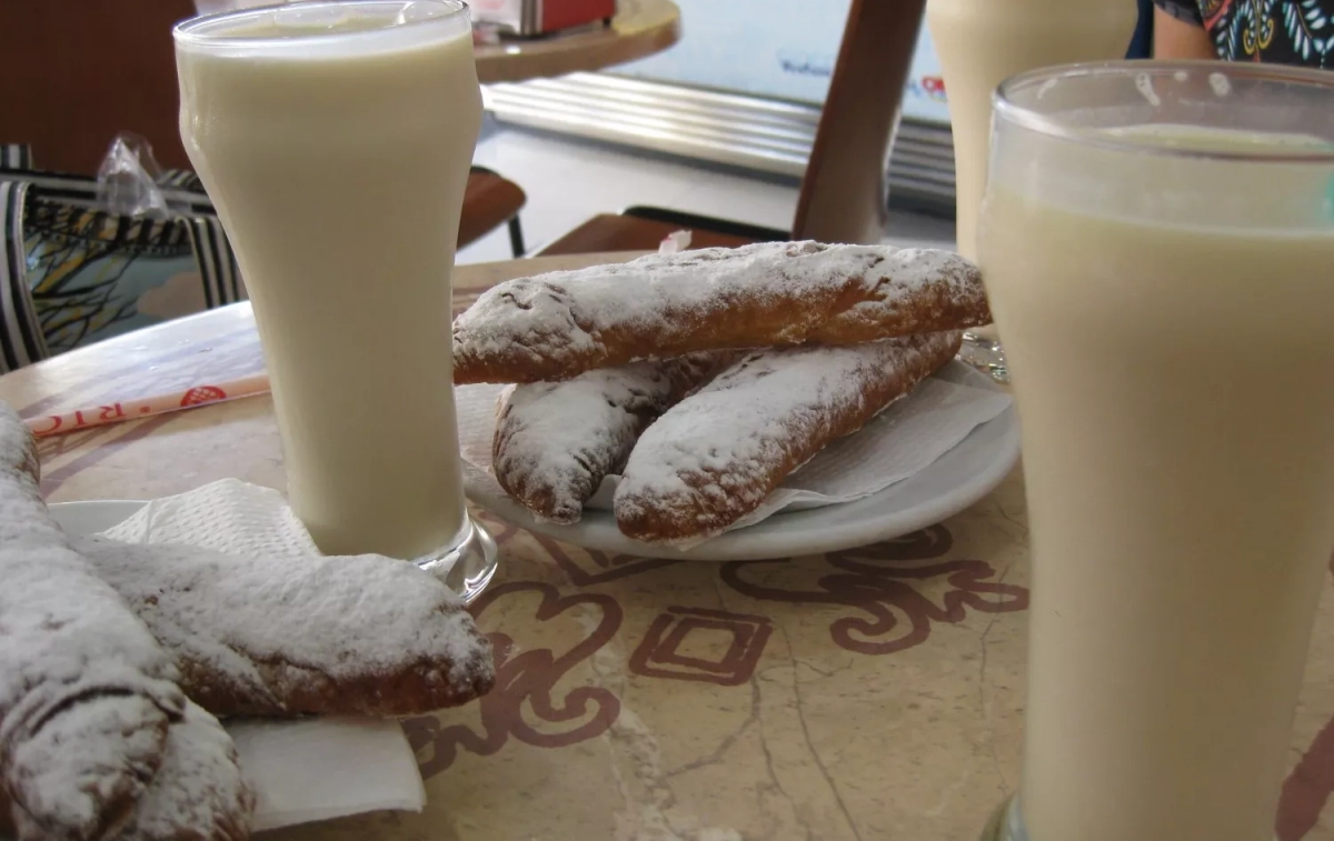 Dos horchatas y un plato con fartons / FLICKR - CC BY-SA 2.0 Dos horchatas y un plato con fartons / FLICKR - CC BY-SA 2.0