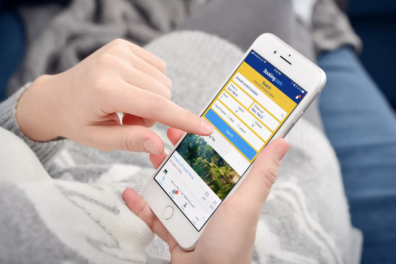 Una persona consulta la aplicación de Booking
