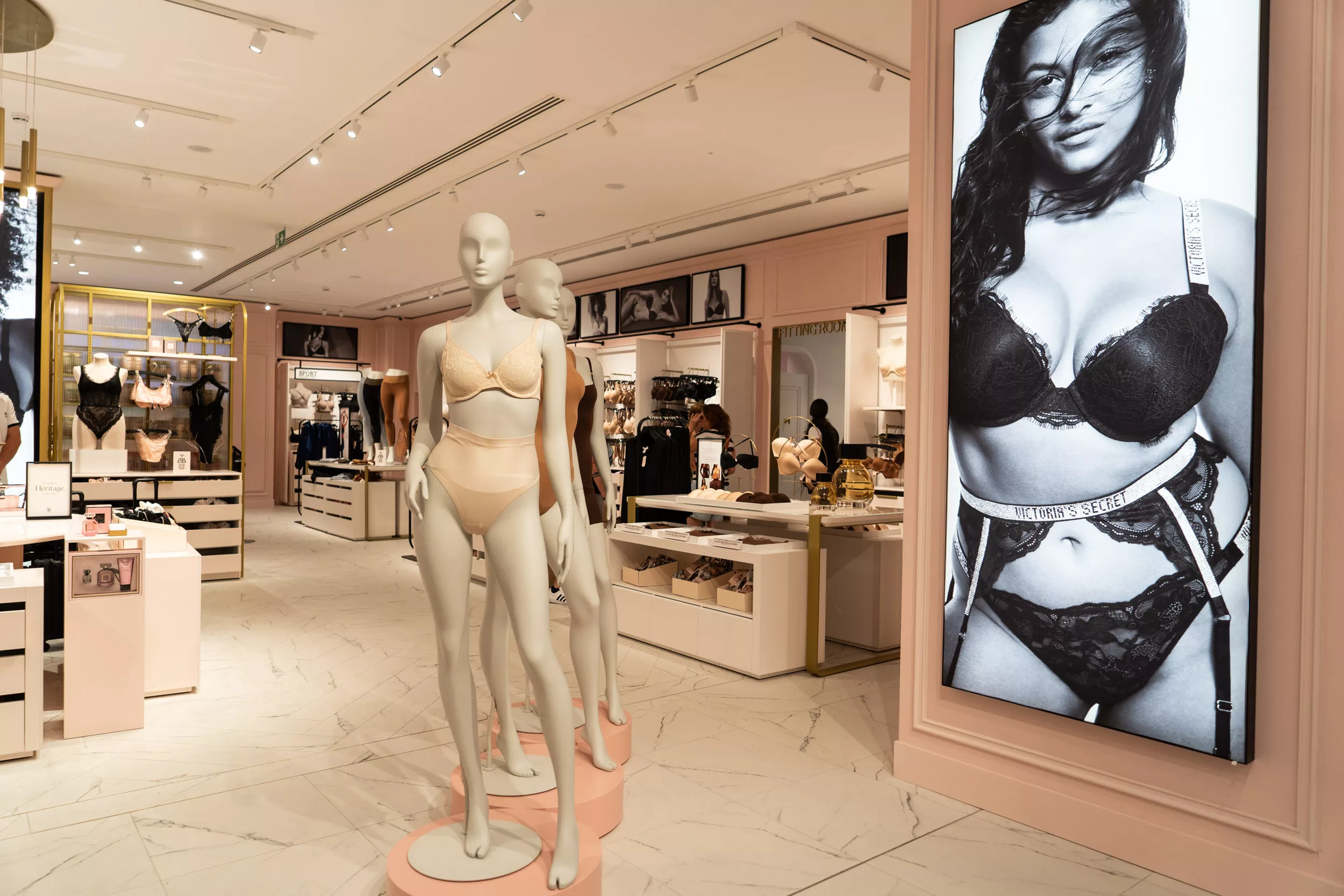 Tienda de Victoria's Secret en Barcelona / GALA ESPÍN Tienda de Victoria's Secret en Barcelona / GALA ESPÍN