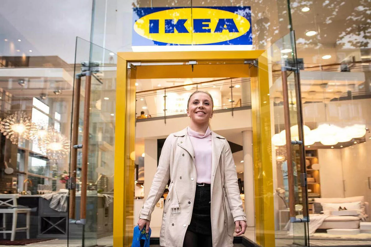 Una persona saliendo de una tienda Ikea / IKEA