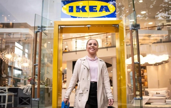 Una persona saliendo de una tienda Ikea / IKEA Una persona saliendo de una tienda Ikea / IKEA