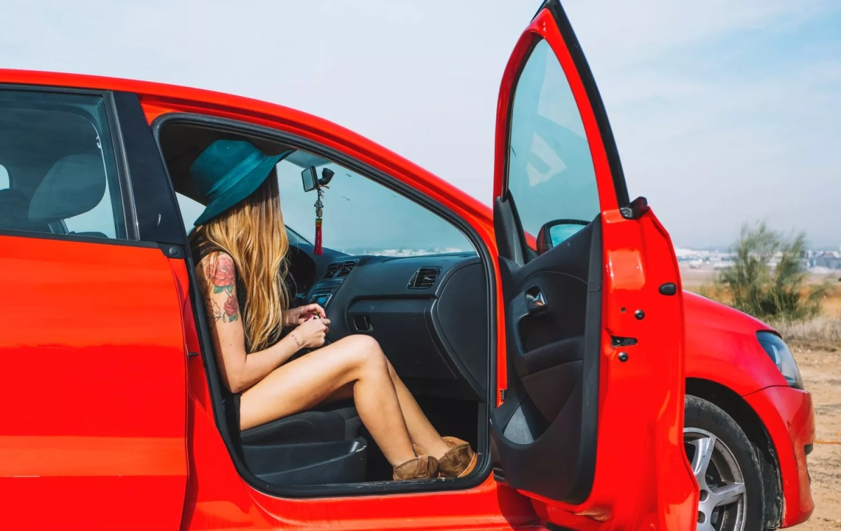 Una mujer en un coche rojo / FREEPIK Una mujer en un coche rojo / FREEPIK