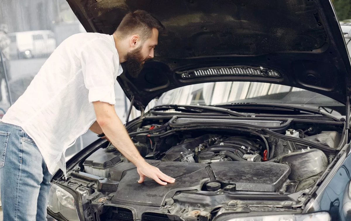Una persona comprueba el estado de su motor / FREEPIK - prostooleh Una persona comprueba el estado de su motor / FREEPIK - prostooleh