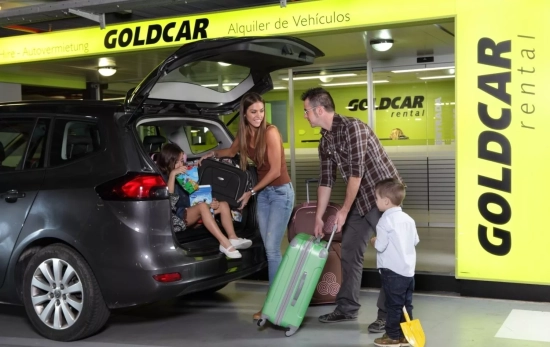 Una familia con un coche de la firma / EUROPA PRESS Una familia con un coche de la firma / EUROPA PRESS
