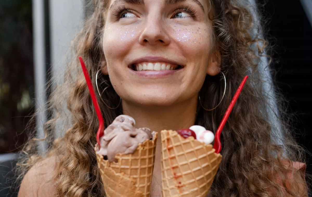 Una mujer sostiene unos helados / FREEPIK Una mujer sostiene unos helados / FREEPIK