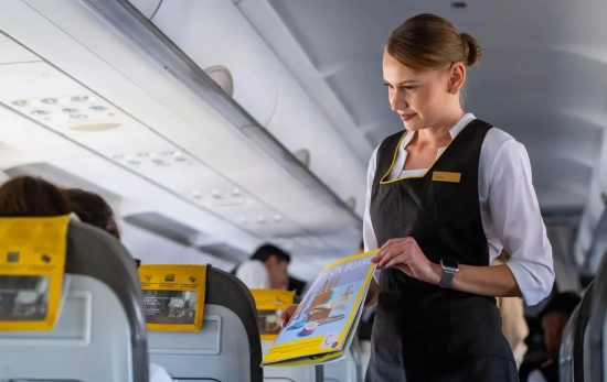 Una azafata dialoga con un pasajero / VUELING.COM Una azafata dialoga con un pasajero / VUELING.COM
