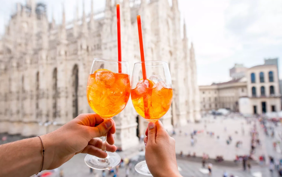 Dos personas brindan con Aperol Spritz / ROSSHELEN Dos personas brindan con Aperol Spritz / ROSSHELEN