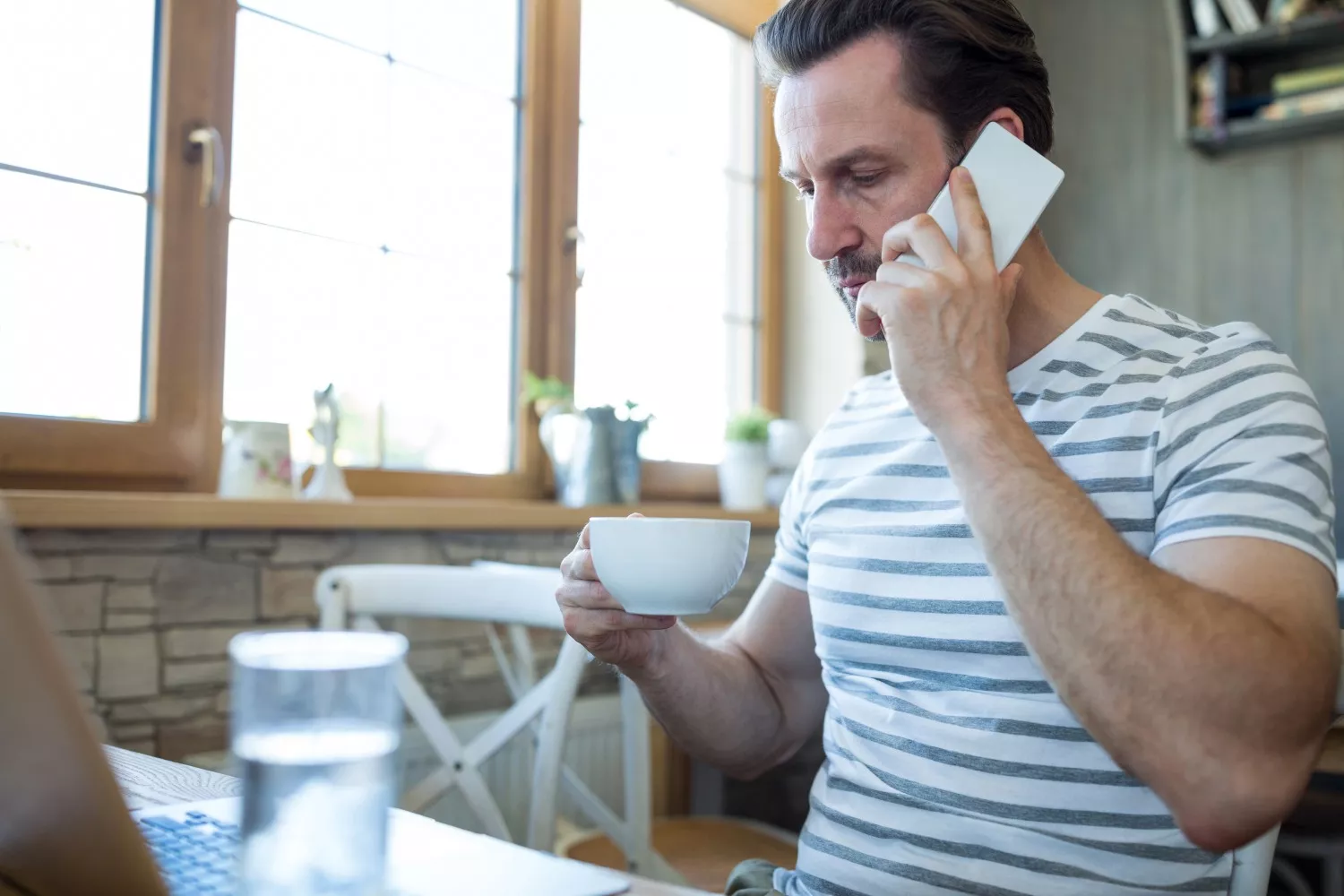 Un hombre descontento habla con su banco por teléfono explicando un fraude / FREEPIK - peoplecreations