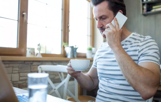 Un hombre descontento habla con su banco por teléfono explicando un fraude / FREEPIK - peoplecreations Un hombre descontento habla con su banco por teléfono explicando un fraude / FREEPIK - peoplecreations