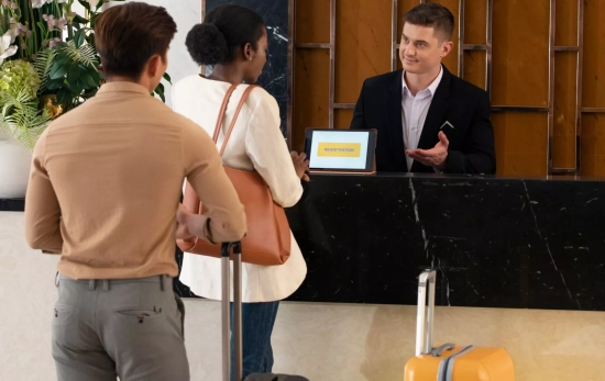 Unos clientes protestan en la recepción de un hotel similar a los de Magic World / FREEPIK Unos clientes protestan en la recepción de un hotel similar a los de Magic World / FREEPIK