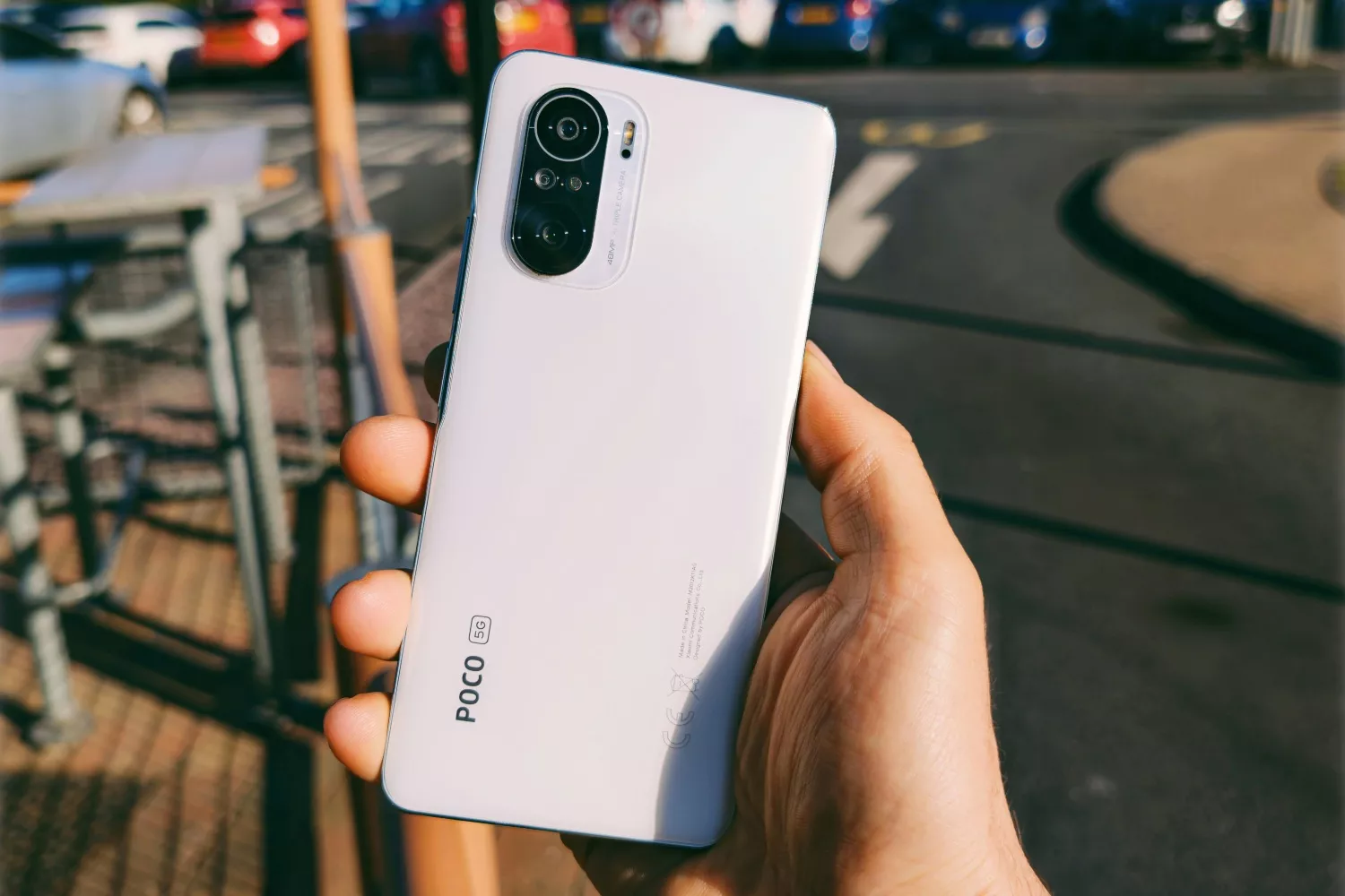 Uma pessoa com um telemóvel da linha Poco da Xiaomi / UNSPLASH