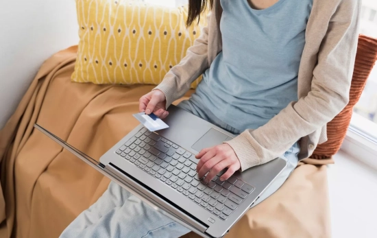 Una persona compra ropa online con su ordenador / FREEPIK Una persona compra ropa online con su ordenador / FREEPIK