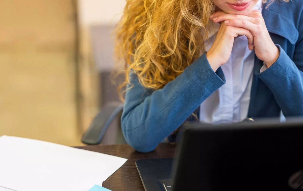 Una mujer realiza una consulta a un experto / FREEPIK Una mujer realiza una consulta a un experto / FREEPIK