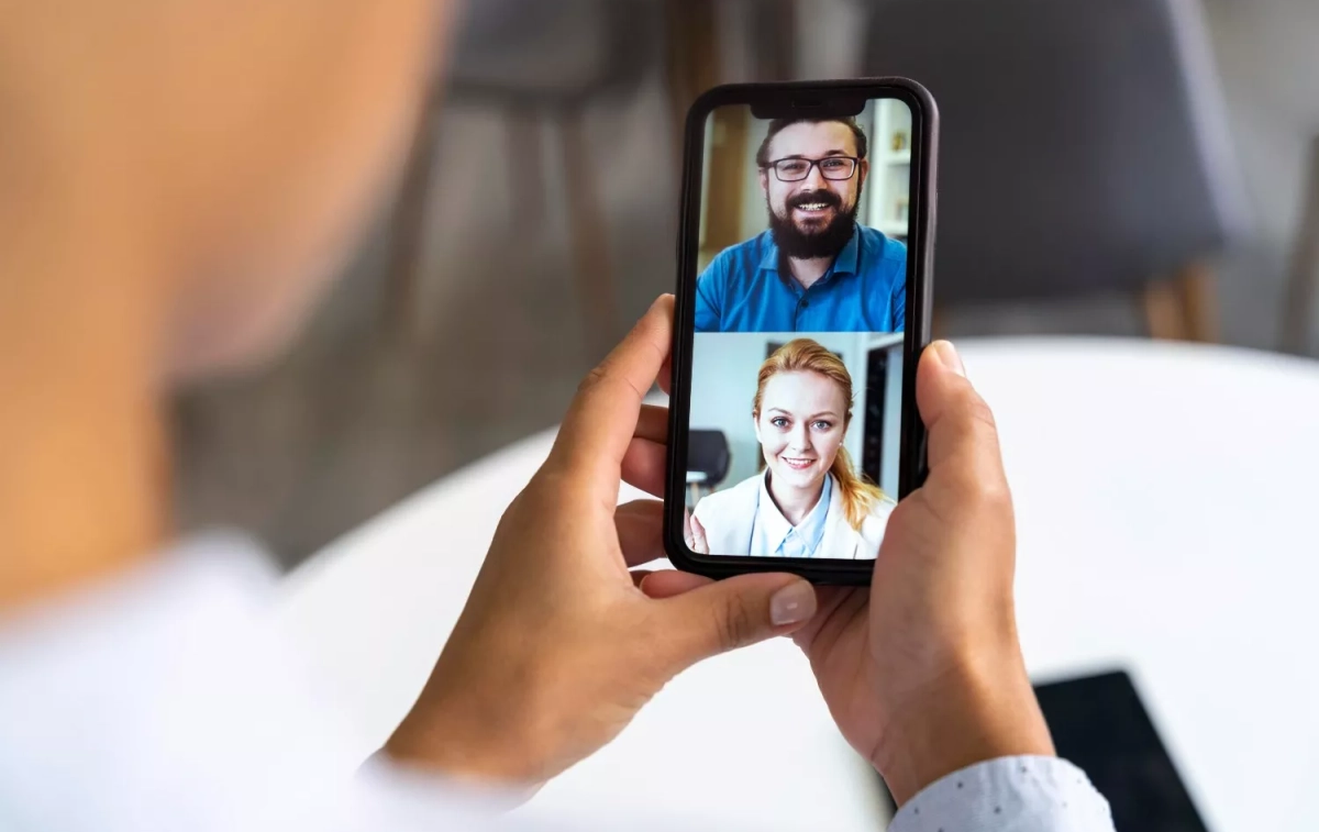Una persona realiza una videollamada con expertos / FREEPIK Una persona realiza una videollamada con expertos / FREEPIK