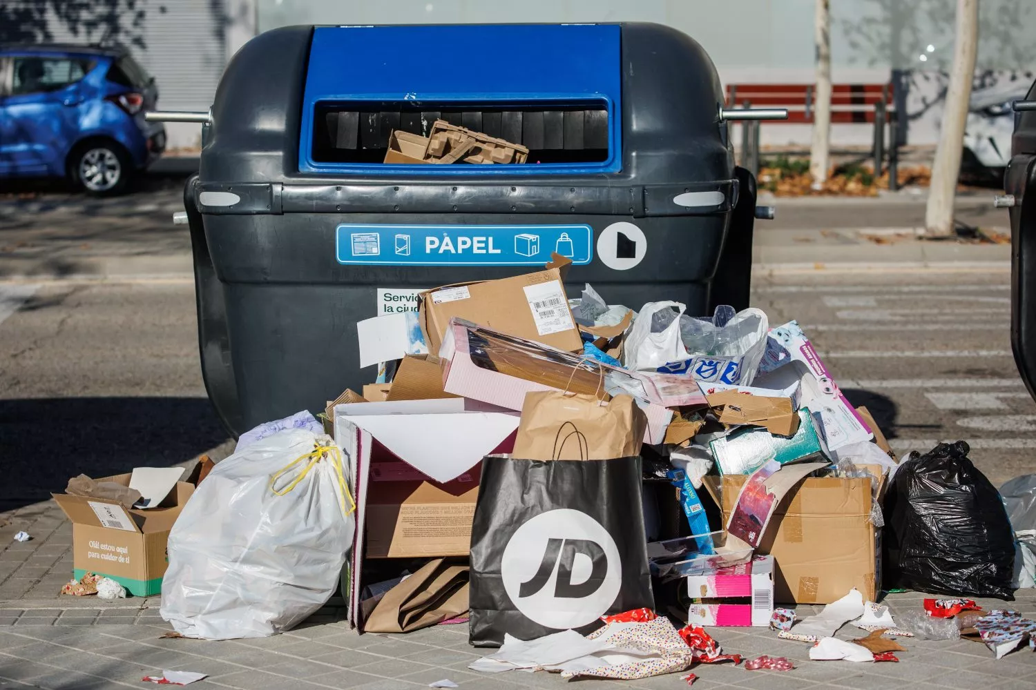 Cajas y bolsas de cartón junto al contenedor / EUROPA PRESS - ALEJANDRO MARTÍNEZ Cajas y bolsas de cartón junto al contenedor / EUROPA PRESS - ALEJANDRO MARTÍNEZ