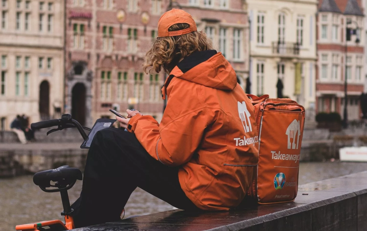 Un repartidor de Just Eat espera que le entre un pedido / UNSPLASH Un repartidor de Just Eat espera que le entre un pedido / UNSPLASH