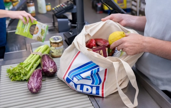 Una persona compra fruta y verdura en Aldi, que después tendrá que desinfectar / ALDI Una persona compra fruta y verdura en Aldi, que después tendrá que desinfectar / ALDI