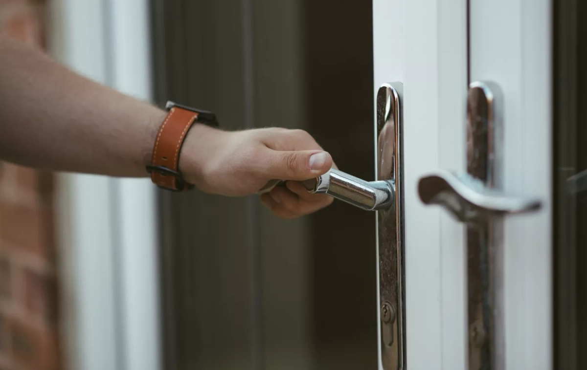 Una persona abre una puerta / FREEPIK - wirestock Una persona abre una puerta / FREEPIK - wirestock
