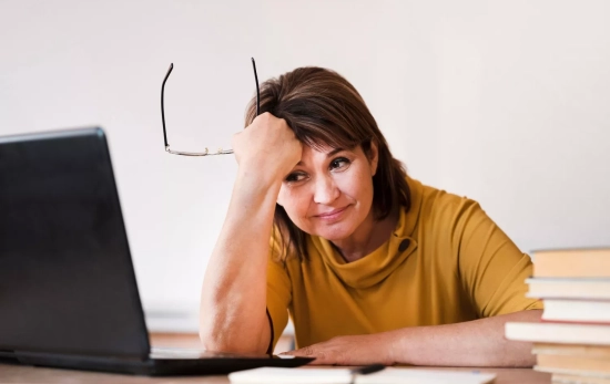 Una mujer se plantea su existencia y nuevo retos / FREEPIK Una mujer se plantea su existencia y nuevo retos / FREEPIK