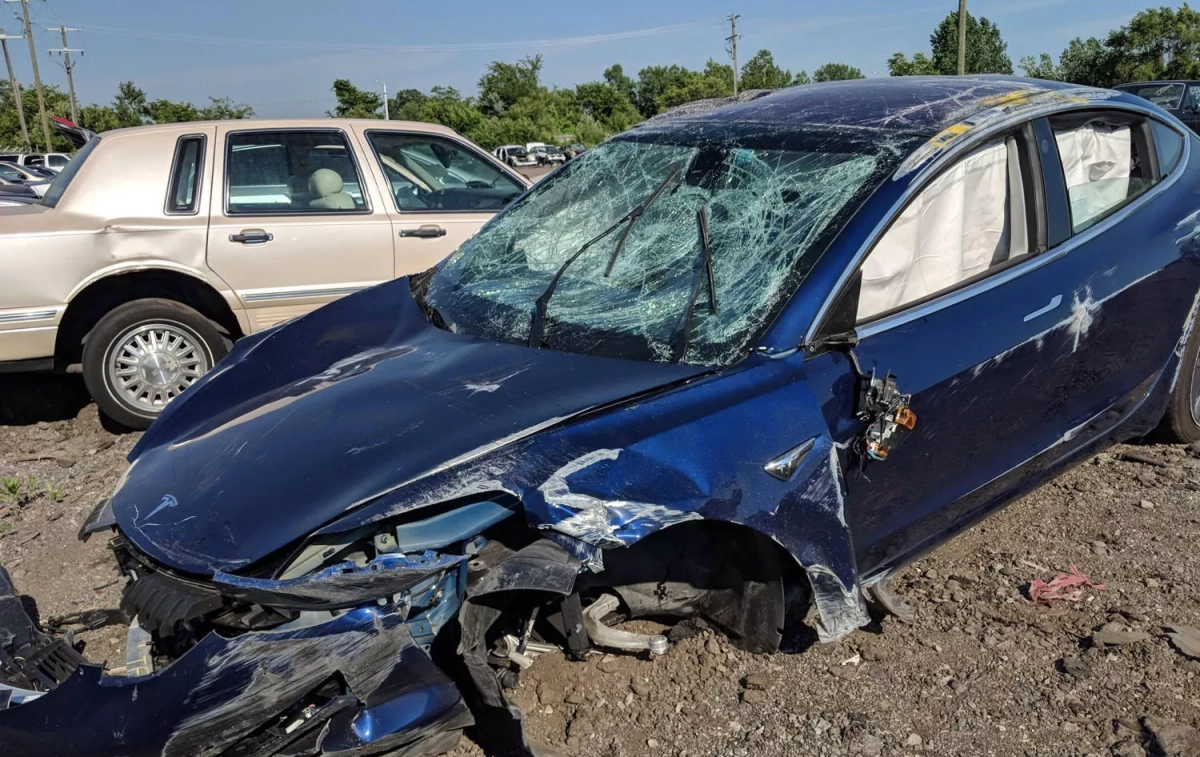 Un coche Tesla tras sufrir un accidente Un coche Tesla tras sufrir un accidente