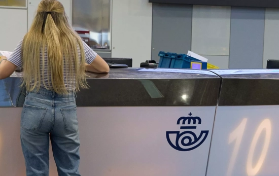 Una chica en el mostrador de la oficina de Correos sin que le atienda nadie de atención al cliente / JESÚS HELLÍN - EP Una chica en el mostrador de la oficina de Correos sin que le atienda nadie de atención al cliente / JESÚS HELLÍN - EP