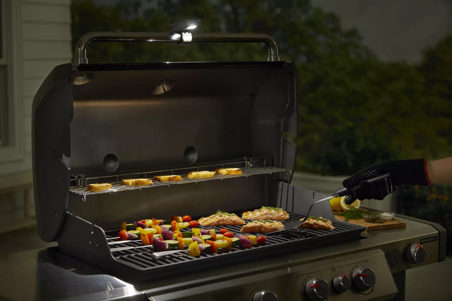 Una persona hace recetas saludables en la barbacoa WEBBER