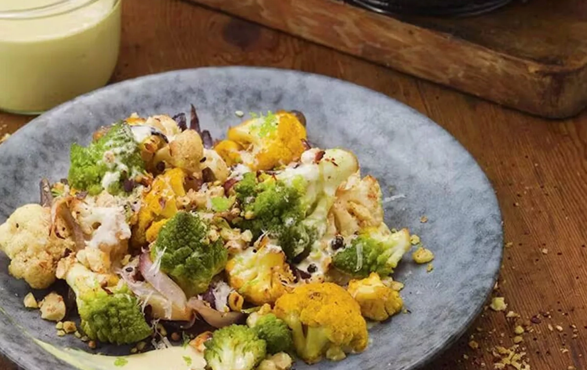 Una ensalada crujiente de coliflor Una ensalada crujiente de coliflor